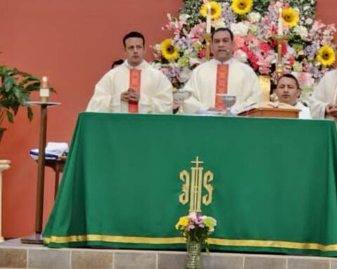 Religious exiles call to continue praying for the freedom of Monsignor Álvarez