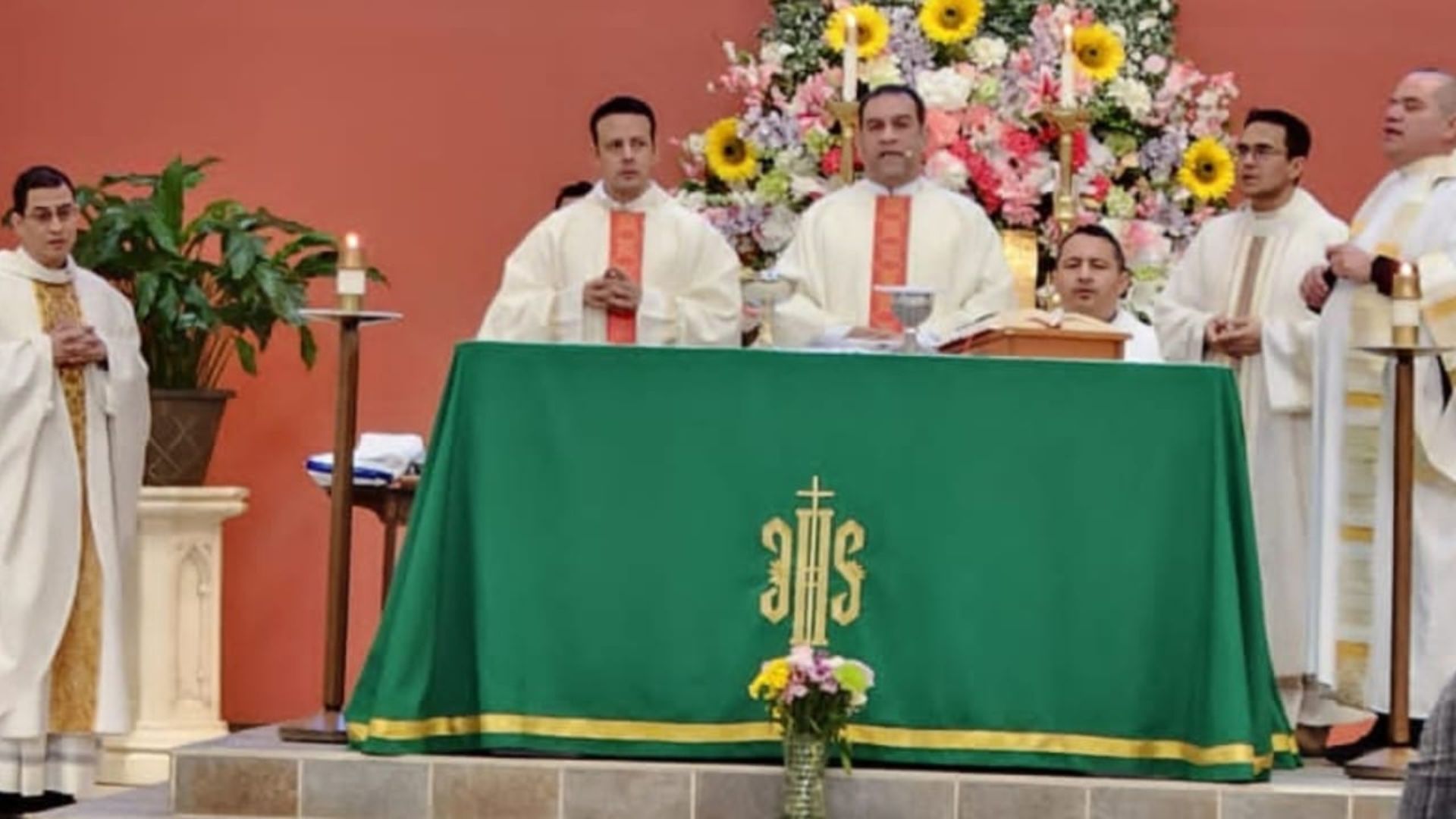 Religious exiles call to continue praying for the freedom of Monsignor Álvarez