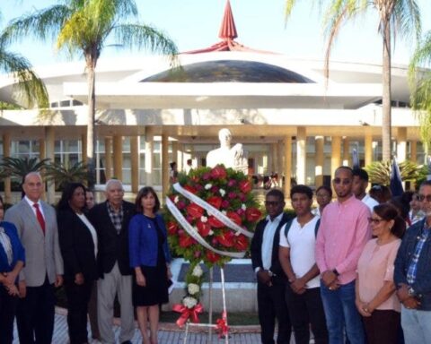 The vice-chancellor of Extension of the UASD, Rosalía Sosa, accompanied by professors, employees and students of the academy, today deposited a wreath on the tarja of the university campus in honor of the four students killed and the 40 injured, in the fact that It took place on February 9, 1966, during the provisional government of Héctor García Godoy.