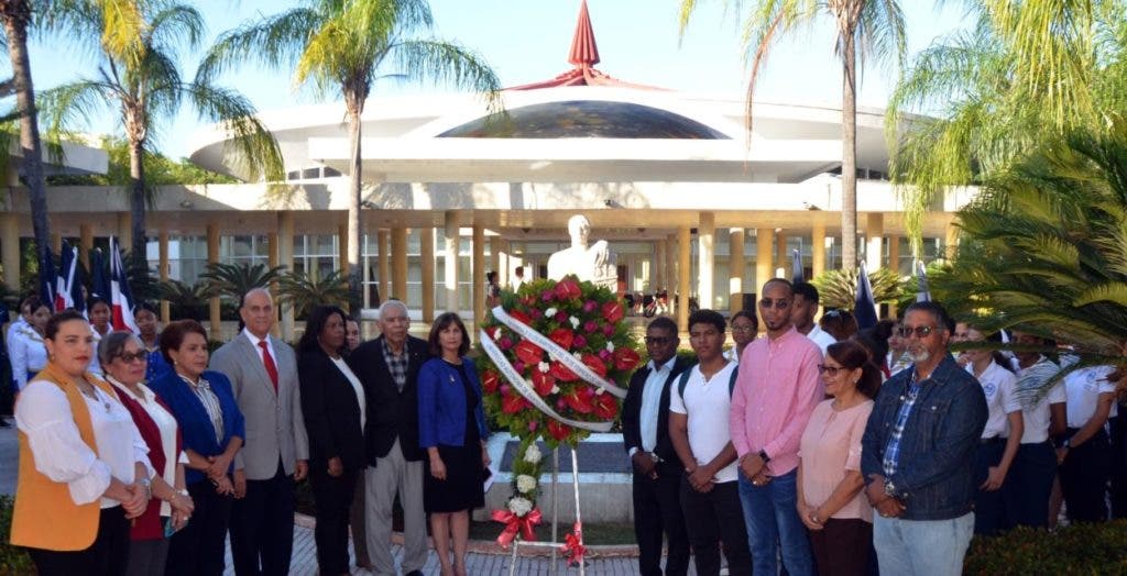 The vice-chancellor of Extension of the UASD, Rosalía Sosa, accompanied by professors, employees and students of the academy, today deposited a wreath on the tarja of the university campus in honor of the four students killed and the 40 injured, in the fact that It took place on February 9, 1966, during the provisional government of Héctor García Godoy.