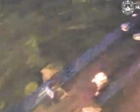 Rescuers give their best to search for a young man who fell into the river in Huancavelica