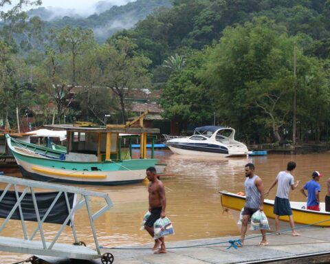 Residents of São Sebastião have been without drinking water for four days