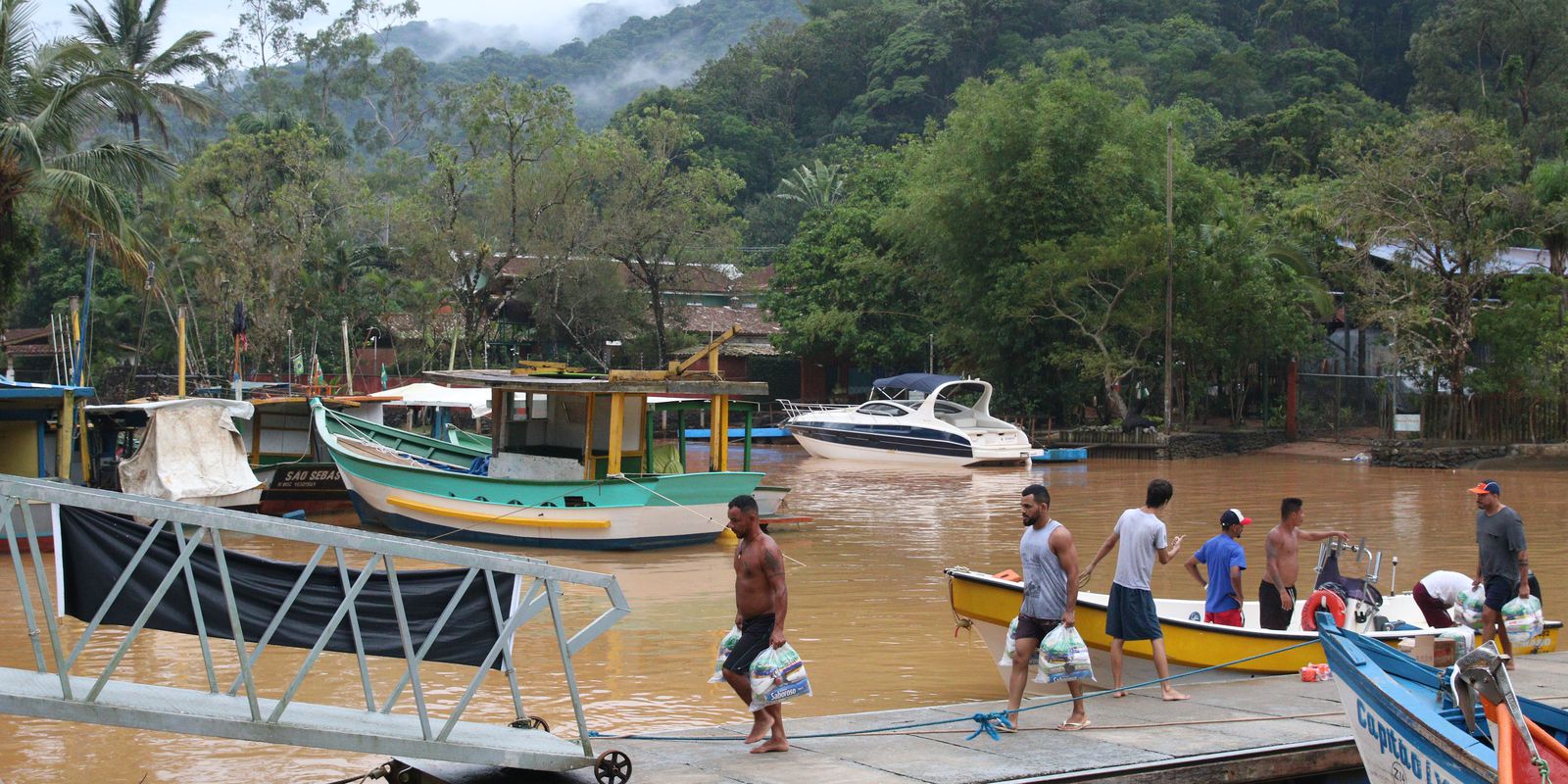 Residents of São Sebastião have been without drinking water for four days