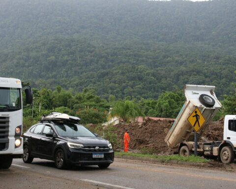 Rio-Santos has 13 partial closures due to the rains