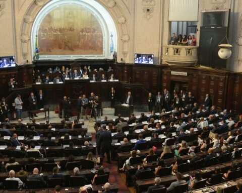 Rio: elected state deputies take office at Alerj