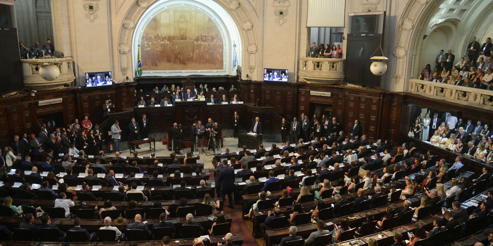 Rio: elected state deputies take office at Alerj