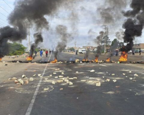 Road and airport blockades seriously affected Peruvians