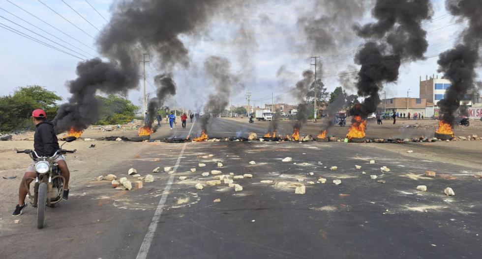 Road and airport blockades seriously affected Peruvians