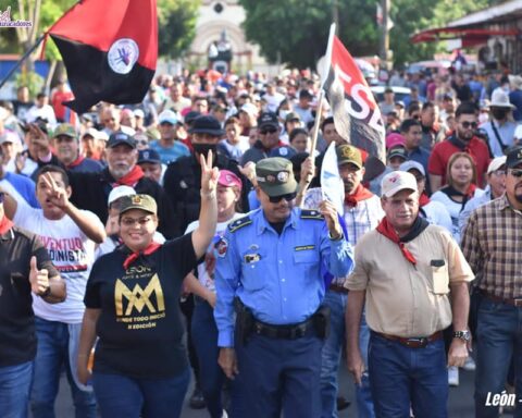 Rosario Murillo's fuchsia stamp is reduced in the West, militants impose the red and black