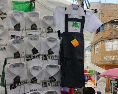 School uniforms are sold from S/65 at the Huancayo Sunday fair