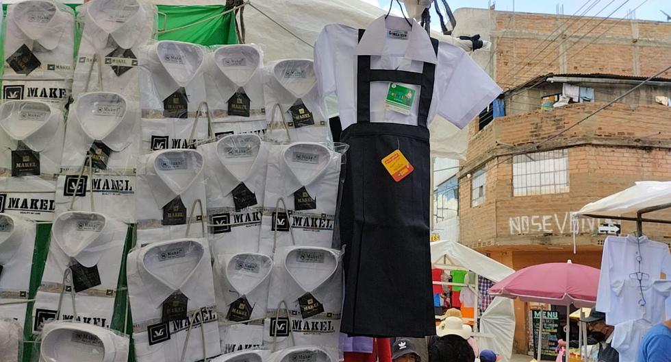 School uniforms are sold from S/65 at the Huancayo Sunday fair