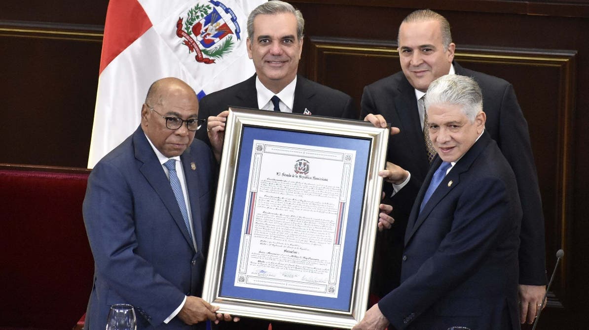 Senado reconoce a Milton Ray Guevara