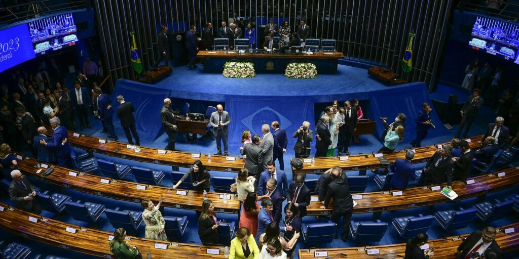 Senators sworn in in snap session