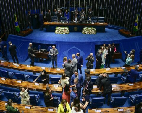 Senators sworn in in snap session