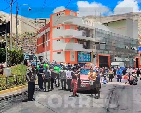 Small group of protesters close the Central Highway in La Oroya
