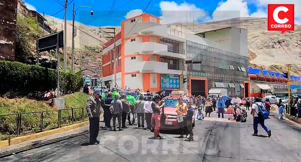 Small group of protesters close the Central Highway in La Oroya