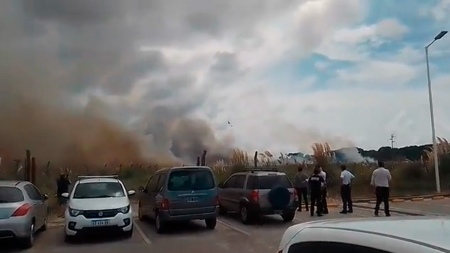 Some 70 people work to control a fire in Villa Gesell