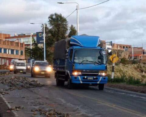 Stranded Bolivian transporters feel "hostages" on the border with Peru