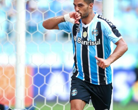 Suárez scores twice and Grêmio wins to maintain leadership in Gaúcho