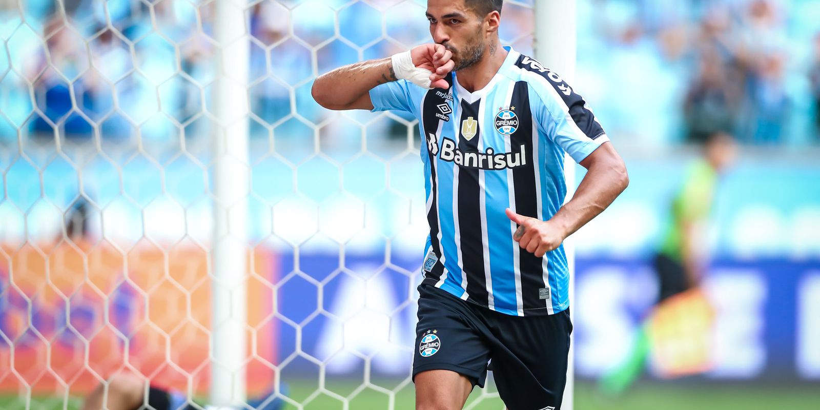 Suárez scores twice and Grêmio wins to maintain leadership in Gaúcho