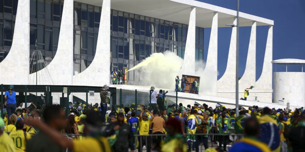 Swiss offer to repair destroyed clock in Planalto