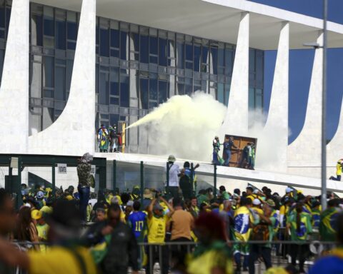 Swiss offer to repair destroyed clock in Planalto