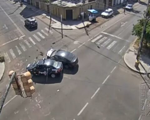 Tacna: Married couple ends up injured by a driver who ran the red light (VIDEO)