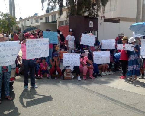 Tacna: Parents protest because they do not hire more teachers in school (VIDEO)