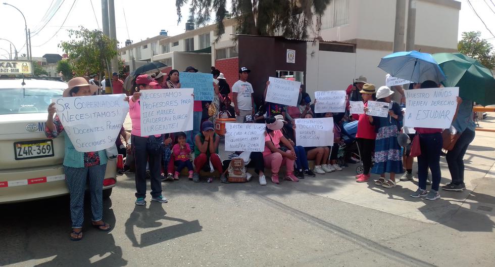 Tacna: Parents protest because they do not hire more teachers in school (VIDEO)