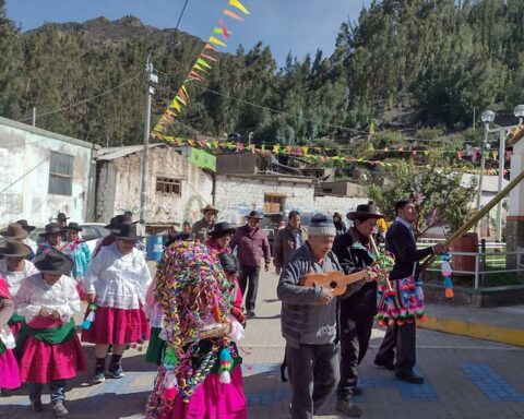 Tacna: With the descent of the "Julio Tata" the carnival party begins