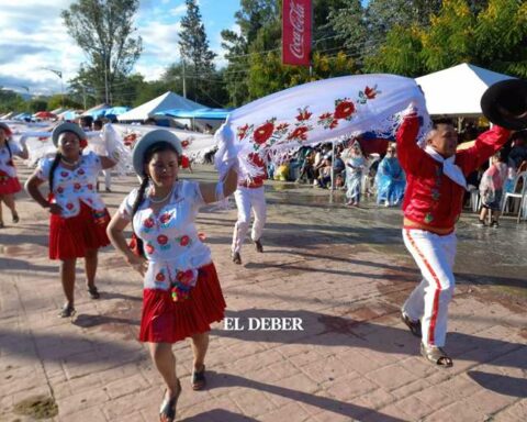 Tarija delights in the colorful and cheerful parade for the elderly on Carnival Sunday