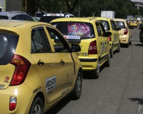 Taxi driver leader says minimum fare should cost $18,000