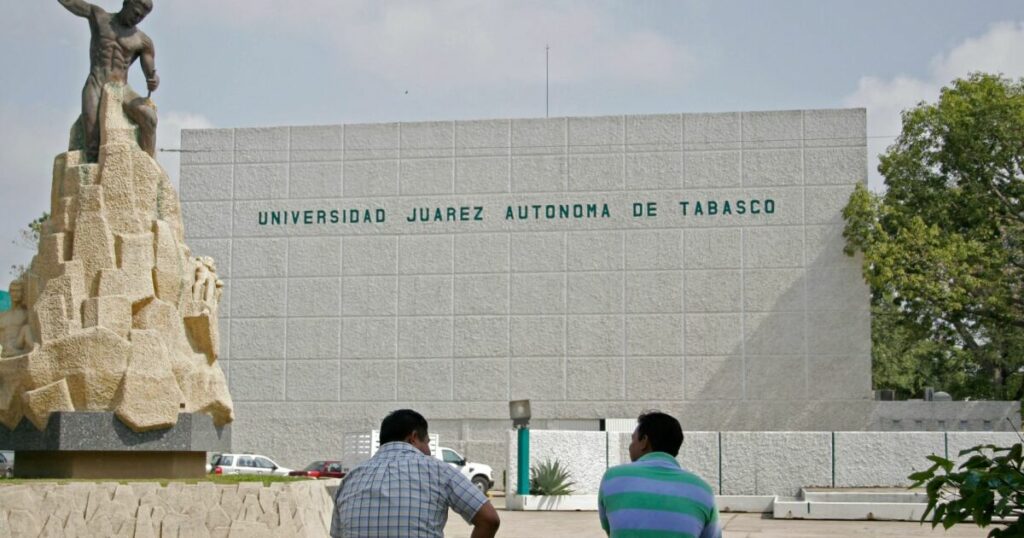 Teachers sold theses between 20,000 and 25,000 pesos to students in Tabasco