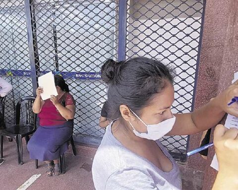 The Bs 100 incentive will be for school supplies and medicines