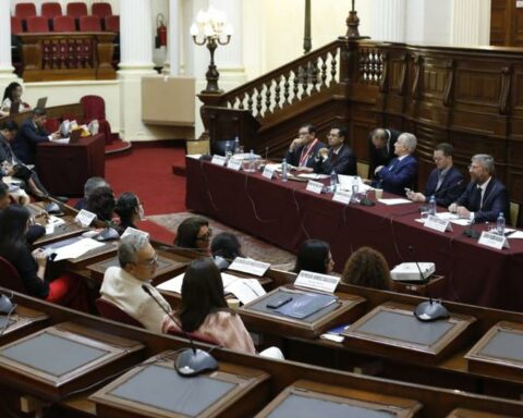 The Constitution postpones the debate to advance the elections until July