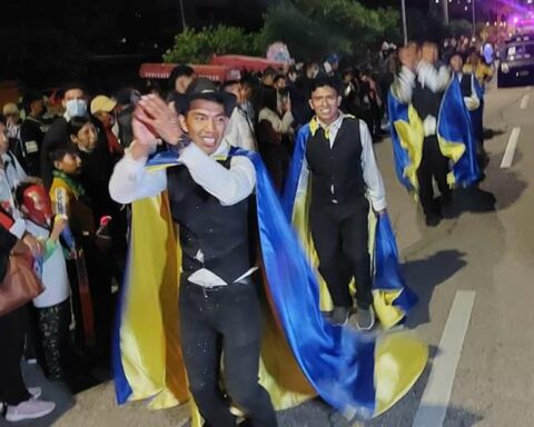 The Cruceño corso starts with folkloric ballets