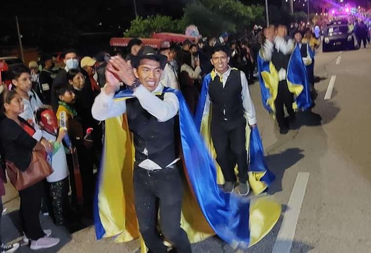 The Cruceño corso starts with folkloric ballets