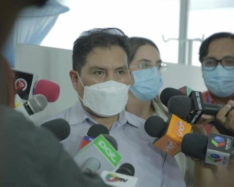 The Minister of Health points out that to date the spread of avian flu between humans has not been reported