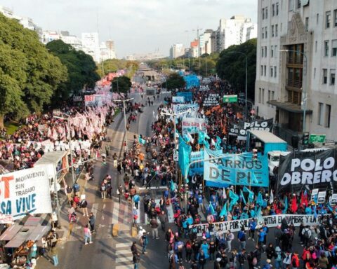 The Piquetero Unit prepares a camp in front of the Ministry of Social Development