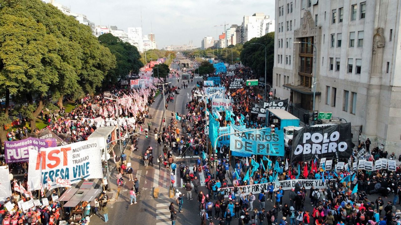 The Piquetero Unit prepares a camp in front of the Ministry of Social Development