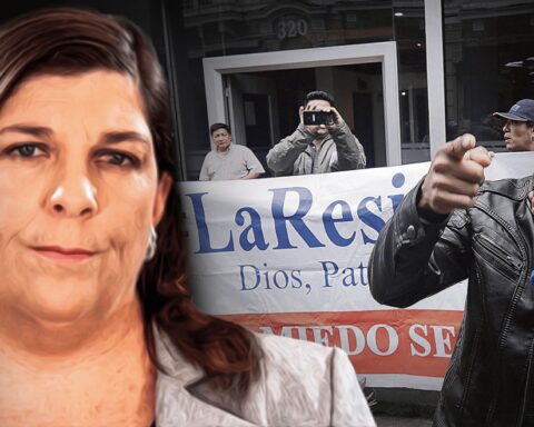 The Resistance arrives at the home of Rosa María Palacios and harasses a journalist