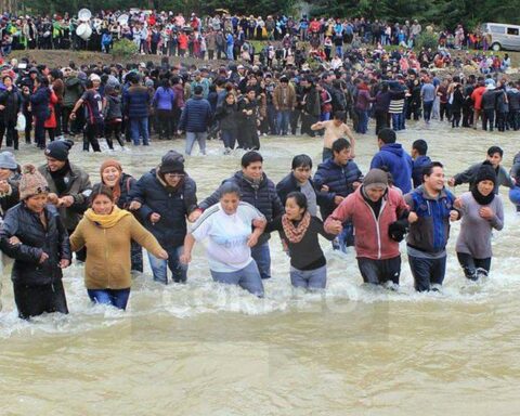 The Takanakuy festival: a ritual of faith that takes place in the middle of the river at dawn