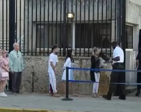 Embajada de EE. UU. en Cuba solo aceptará dólares para la realización de trámites