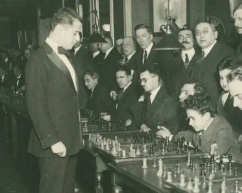 José Raúl Capablanca durante una simultánea de ajedrez