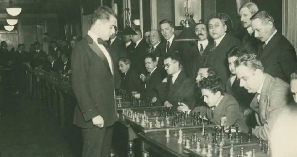 José Raúl Capablanca durante una simultánea de ajedrez