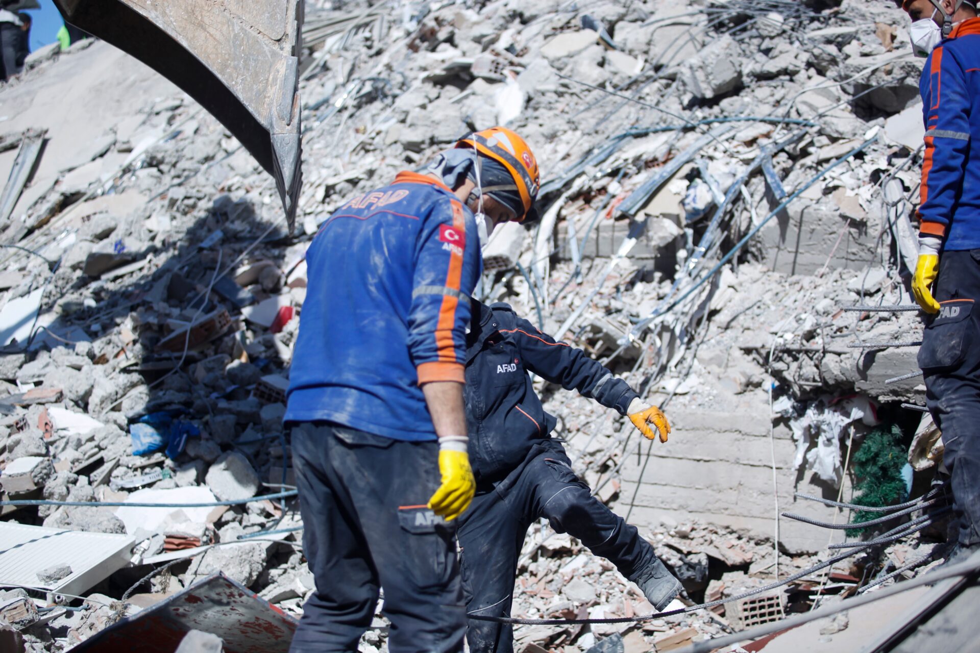 The death toll from the earthquakes in Turkey and Syria rises to more than 12,000