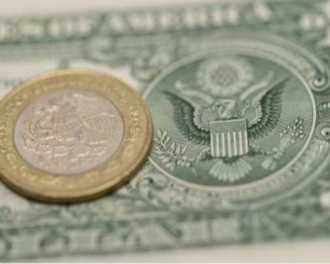 The dollar remains in the range of $4,700 despite volatility