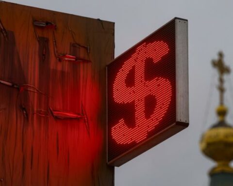 The dollar remains on the rise, but still does not exceed 4,800 pesos