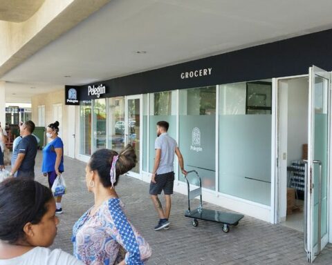 The 'grocery' arrives in Cuba, with French milk for 500 pesos and dog food for 20,000