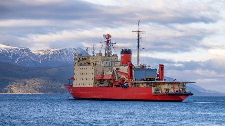 The icebreaker Irízar flanked "successfully" an iceberg of 1,560 square kilometers